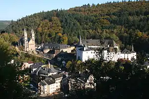 Ansicht des Ortskerns mit Schloss und Pfarrkirche