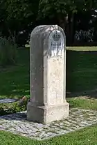 Stationsstein vor der Schule