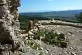 Aussicht von der Burgruine Aguilar auf die Corbières, im Hintergrund die Pyrenäen