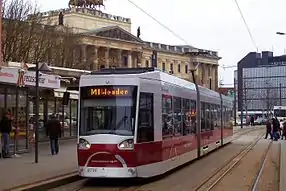 Aufnahme von 2009: An der Straßenbahnhaltestelle Rathaus mit Blick auf die im südlichen Teil des Bohlwegs das Straßenbild beherrschende Gebäude des rekonstruierten Schlosses (mit aufgesetzter Quadriga) und eines Warenhauses (mit sogenannter, mit Hortenkacheln bekleideter, Eiermann-Fassade).