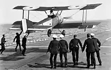 Mannschaftsmitglieder versuchen, das außer Kontrolle geratene Flugzeug aufzuhalten