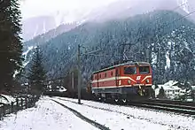 Zug der Autoschleuse mit Lok der Reihe 1043 bei Mallnitz (1998)