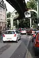 In einer Kurve ausschwingender Zug