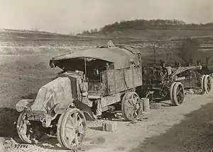 Renault EG mit Lafettenwagen eines schweren Geschützes als Anhängelast