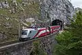 Die „Taurus“-E-Lok 1116.249 mit dem Railjet RJ 539 bei der Ausfahrt aus dem Weinzettelwandtunnel am 23. Mai 2017