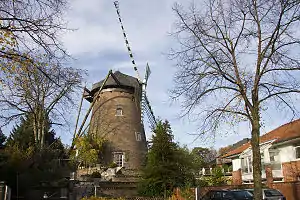 Die Buss-Mühle, von der Straße aus gesehen