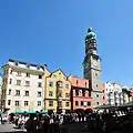Häuserzeile mit altem Rathaus und Stadtturm