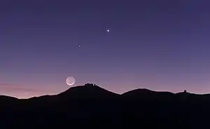 Nahezu Konjunktion in Länge von Venus und Mond (mit aschgrauem Mondlicht)