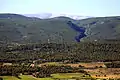 Gipfel des Mont Ventoux von Roussillon aus gesehen. Im Vordergrund die Monts de Vaucluse.