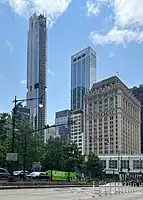 125 Greenwich Street (links) und W New York Downtown Hotel and Residences (Mitte), davor 90 West Street (rechts) am 21. Mai 2023