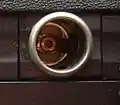 12-Volt-Steckdose, SAE J563 (21 mm) in einem Auto-Armaturenbrett