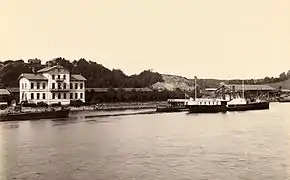 Um 1885, links Eidsvold Bahnhof und Eisenbahnhotel