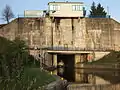 Untertor der Schleuse Réchicourt-le-Château – rechts oben und unten endeten die Treidelbahngleise
