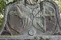Grabstein neben der Kirchenruine Alt-Rhoden
