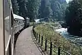 144 507 mit dem Eilzug E 3501 München–Berchtesgaden passiert den Haltepunkt Gmundbrücke