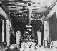 Eine in einer Höhle versteckte Typ 89 Kanone während der Schlacht um Okinawa 1945