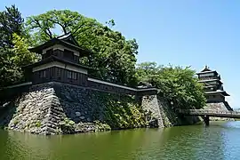 Wasserseite mit Burgturm hinten