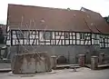 Denkmal – Rückseite,vor dem ältesten Haus von  Bad Mingolsheim (um 1567)