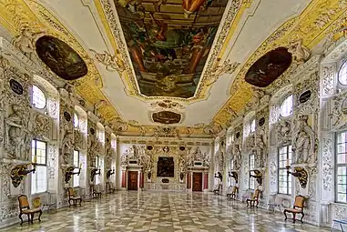 Kaisersaal der Reichsabtei Salem mit 16 überlebensgroßen Kaiserfiguren