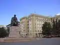 Nikolai-Tschernyschewski-Denkmal (1947 mit Architekt Wsewolod Jakowlew) vor dem Hotel Rossija, Tschernyschewski-Platz, St. Petersburg
