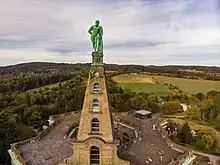 Herkules-Figur mit Pyramide (2018)