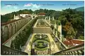 Blick über den Rosengarten zum Schloss, links die "Lange Fahrt" („Dlouha jizda“), der Zugang zum Schloss (1914)