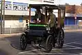 Als Tonneau von 1899 mit dem britischen Kennzeichen AJ 45, hier beim London to Brighton Veteran Car Run im November 2006