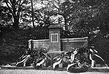1903 wurde das Denkmal für Emil Welti (1825–1899) im Park des Aargauischen Regierungsgebäude