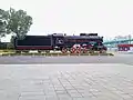 Dampflokomotive L-3516 vor dem Stadion