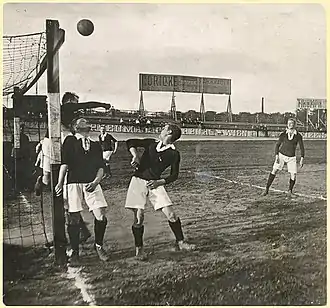 25. September 1910: Werbebanner (im Hintergrund) für Göricke Fahrräder und die Firma Triumph in Hannover;Dokumentarfotografie im Fundus des Historischen Museums Hannover