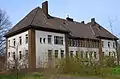 Dasselbe Nebengebäude 2015 mit zerbrochenen Fensterscheiben