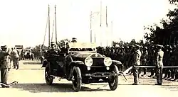 Vittorio Emanuele III. in einem Lancia Trikappa bei der Eröffnung der Autostrada dei Laghi (1924)