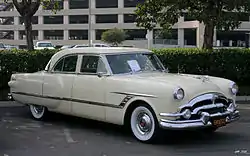 Packard Cavalier Touring Sedan, Modell 2602-2672 in Carolina Cream (26. Serie, 1953)