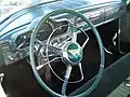 Typisches Lenkrad aus den 1950er Jahren mit großem Kranz und Hupring (Hudson Hornet 1954)