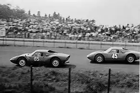 Der Porsche 904 (Nummer 65) von Joseph Siffert und Heinz Schiller beim 1000-km-Rennen auf dem Nürburgring 1964