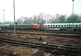 Werklok TGM23B der Thyssen Bandstahl AG (ehem. Borsig Lok 9) und abgestellte Reisezugwagen der französischen Streitkräfte
