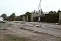 Verbliebene Schuppen auf dem Bahnhofs­gelände, rechts hinter der Hinterlandmauer ein Lichtmast des Friedrich-Ludwig-Jahn-Sportparks, 1988