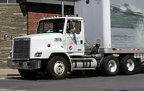 Freightliner-FLC112-Lkw mit LN-typischen Fahrerhaus