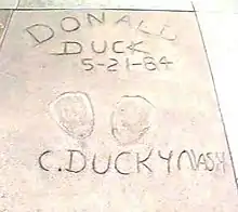 Fußabdrücke von Donald Duck vor Grauman’s Chinese Theatre in Hollywood