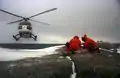 Ein Bordhubschrauber des Typs Bo 105 des deutschen Forschungsschiffs Polarstern unterstützt Wissenschaftler bei einer geologischen Untersuchung