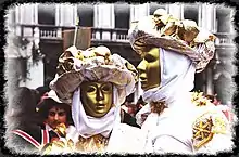 Goldmasken beim Karneval in Venedig