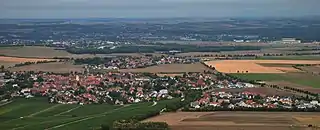 Die Mainbernheimer Ebene bei Rödelsee-Fröhstockheim, im Vordergrund liegt Rödelsee, das bereits zum Schwanbergvorland gehört
