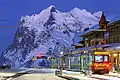 Winterabend mit Zug der Wengernalpbahn und Wetterhorn im Hintergrund