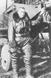 Pilot mit fellgefütterter Fliegerjacke und Hose(USA, 1921)
