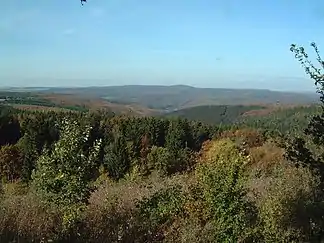 Blick vom Hühnerfeldberg im Kaufunger Wald zum Reinhardswaldmit (v. l. n. r.) Ahlberg, Gahrenberg (Bildmitte) und Staufenberg