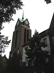 Kirchturm und Gemeindehaus