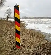 Moderne Staatsgrenzmarkierung – Grenze zwischen Deutschland und Polen bei Frankfurt (Oder) auf Ziegenwerder