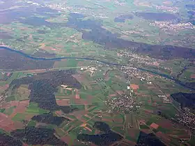 In der vorderen Bildmitte Basadingen, rechts Schlattingen und unmittelbar vor dem Hochrhein Diessenhofen