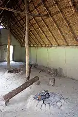 Feuerstelle in einem Pfahlbauhaus