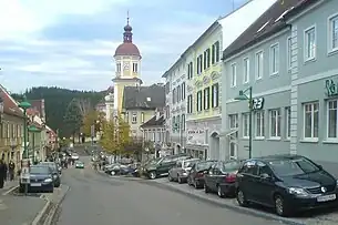 Hauptplatz mit barocker Pfarrkirche